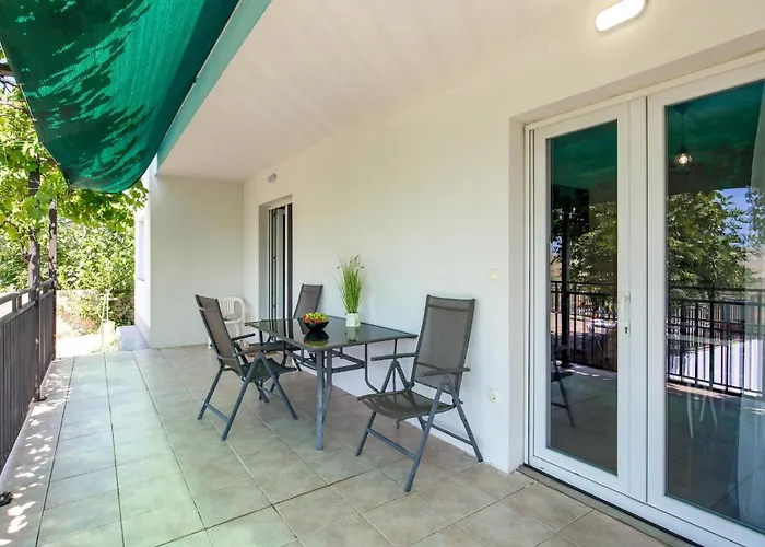 1 Bedroom Lovely In Appartement